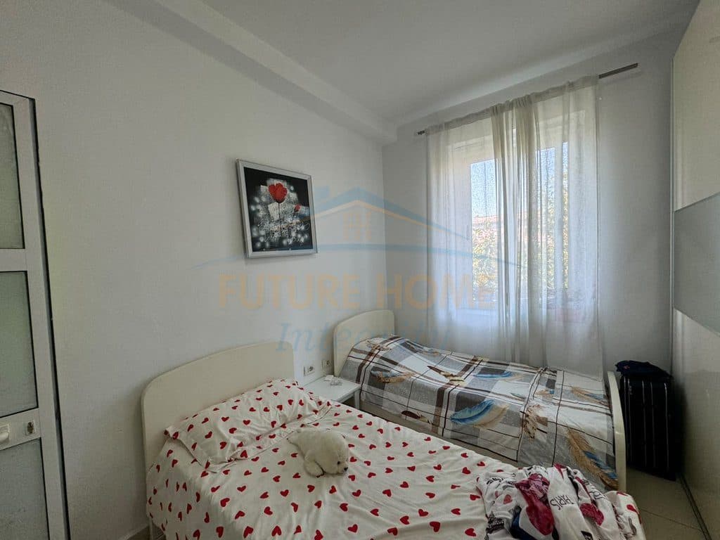 Shitet, Apartament 1+1, Bllok, Tiranë. 4