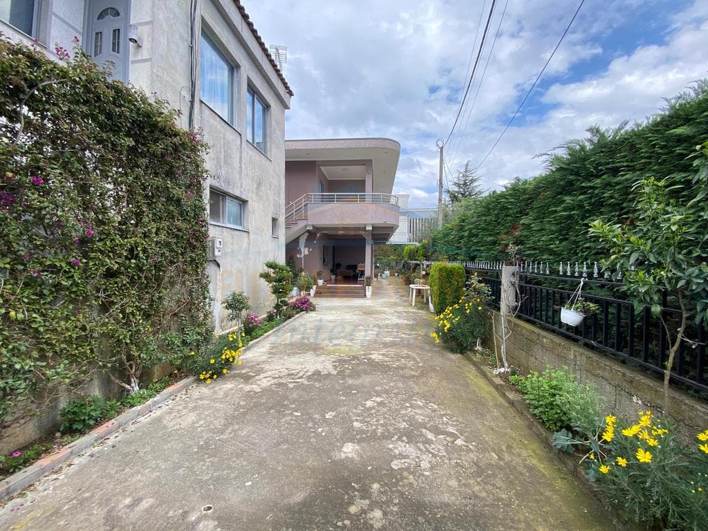 Shitet, Shtëpi private dhe Godinë Biznesi, Kamëz, Tiranë. 2
