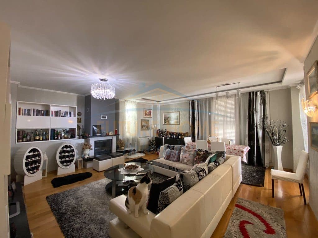 Shitet, Penthouse 4+1+2+2 Poste Parkimi + Verandë, Ali Demi, Tiranë.