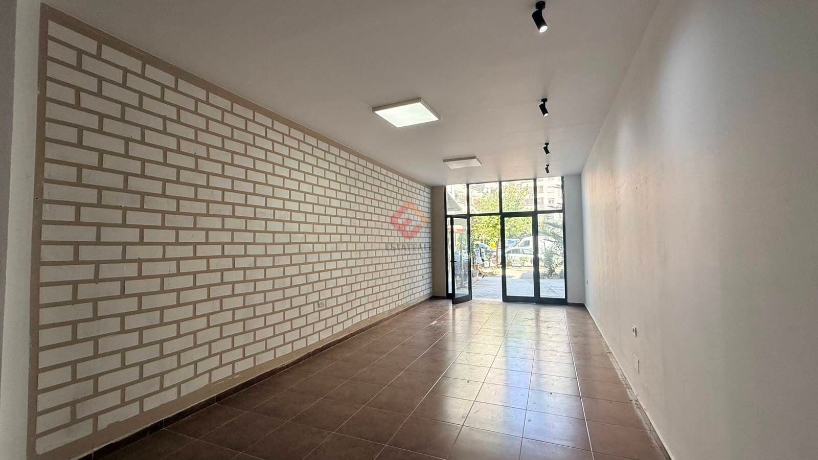 Tregtare, R1472, 90 m².