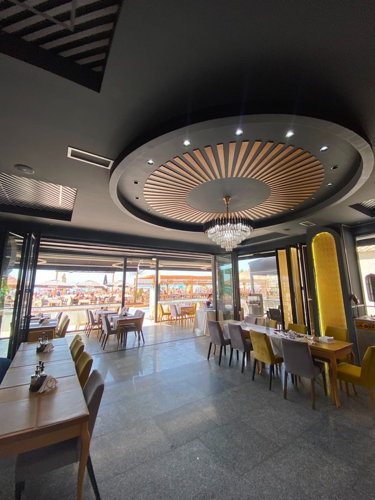 Restorant & Piceri me Qira – Plazh, Vijë e Parë me Detin
