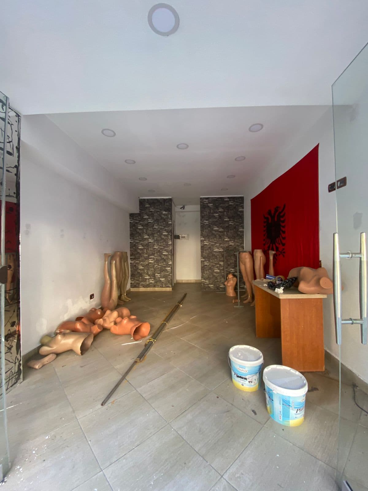 JEPET ME QERA: Ambient Komercial 35 m²