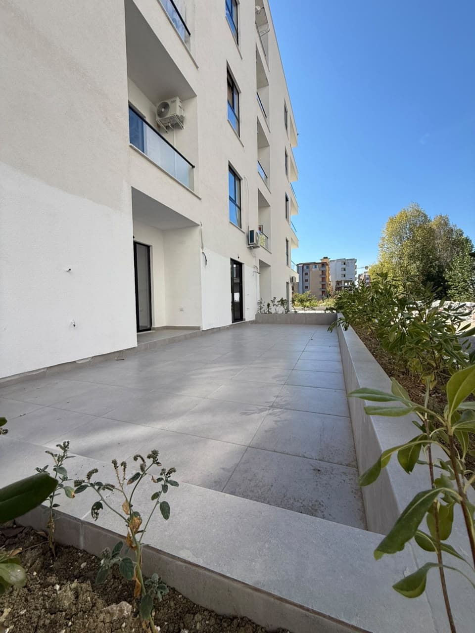 2 GARSONIERE + VERANDË PËR SHITJE – MALI I ROBIT 4