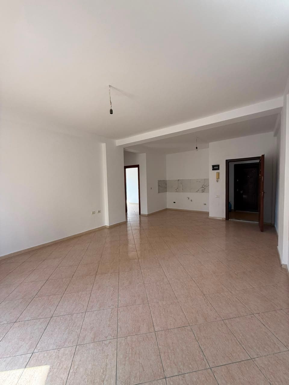 Apartament 2+1 per Shitje+ 2 Poste Parkimi në Plazh Teuta, Durrës! 4