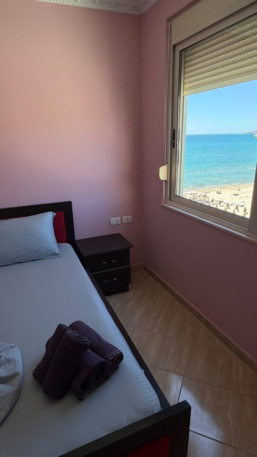 JEPET ME QIRA – APARTAMENT 1+1 NË VIJË TË PARË ME DETIN 🌊 4