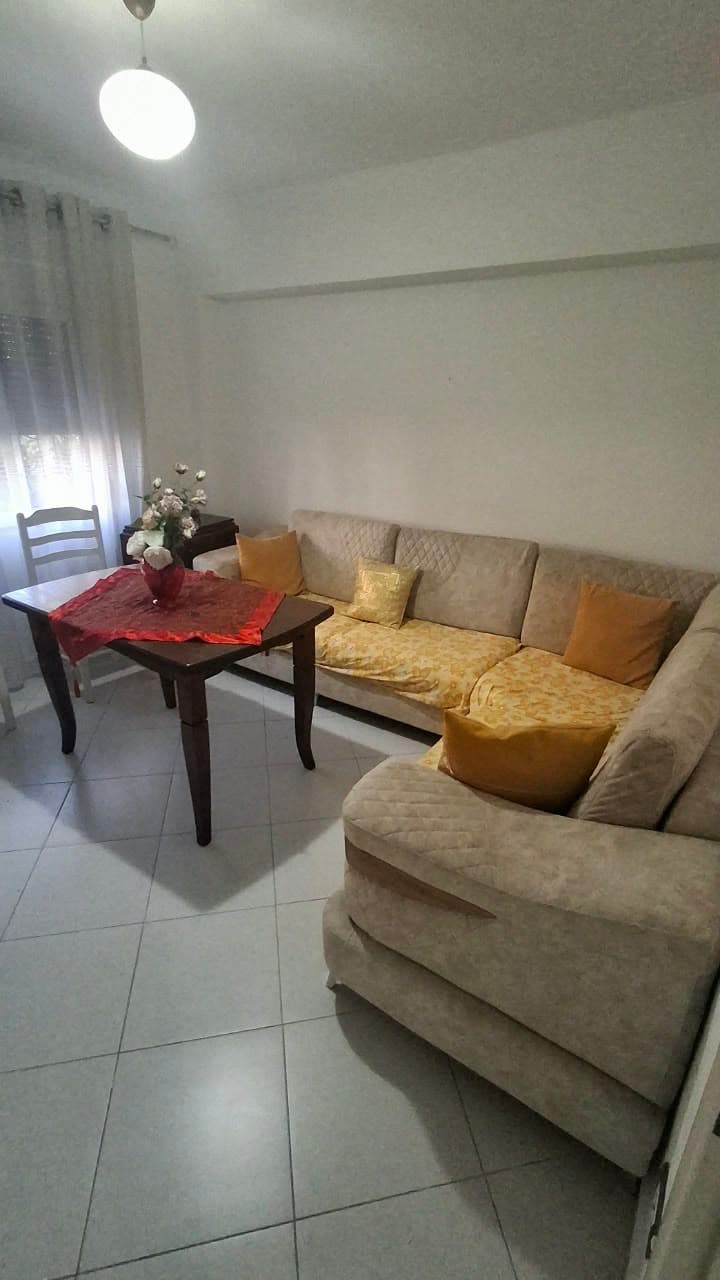 JEPET ME QIRA APARTAMENT 1+1 – PRANË SPITALIT, DURRËS! 2