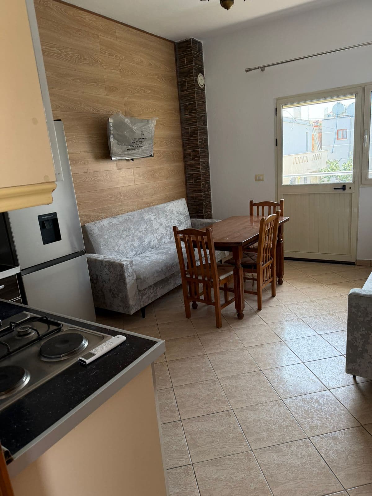 Apartament Ne Katin e Dyte Te Nje Vile Me Qira prane Kryqi i Kuq, Durrës!