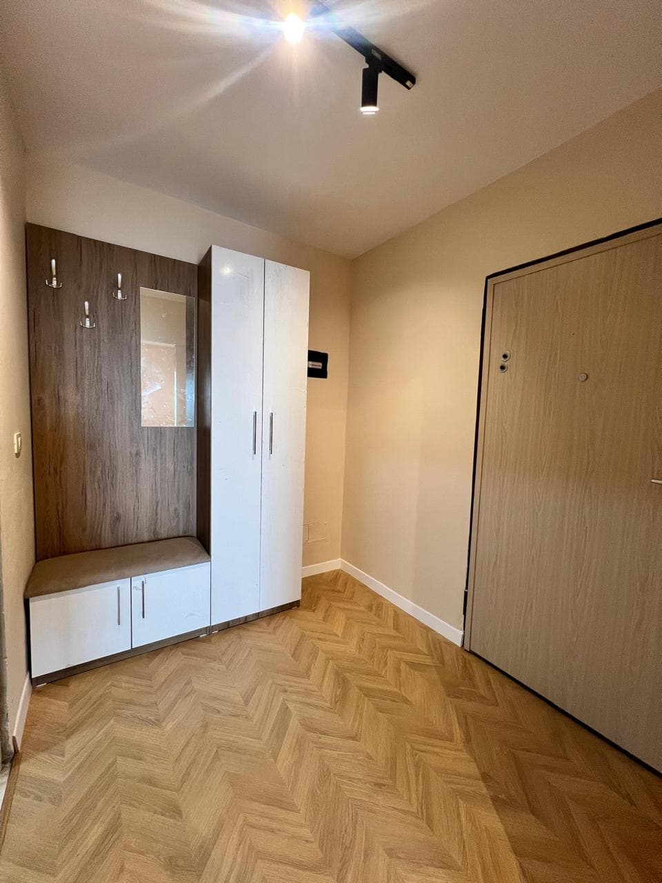 APARTAMENT 1+1 PËR SHITJE – SHKËMBI I KAVAJËS! 4