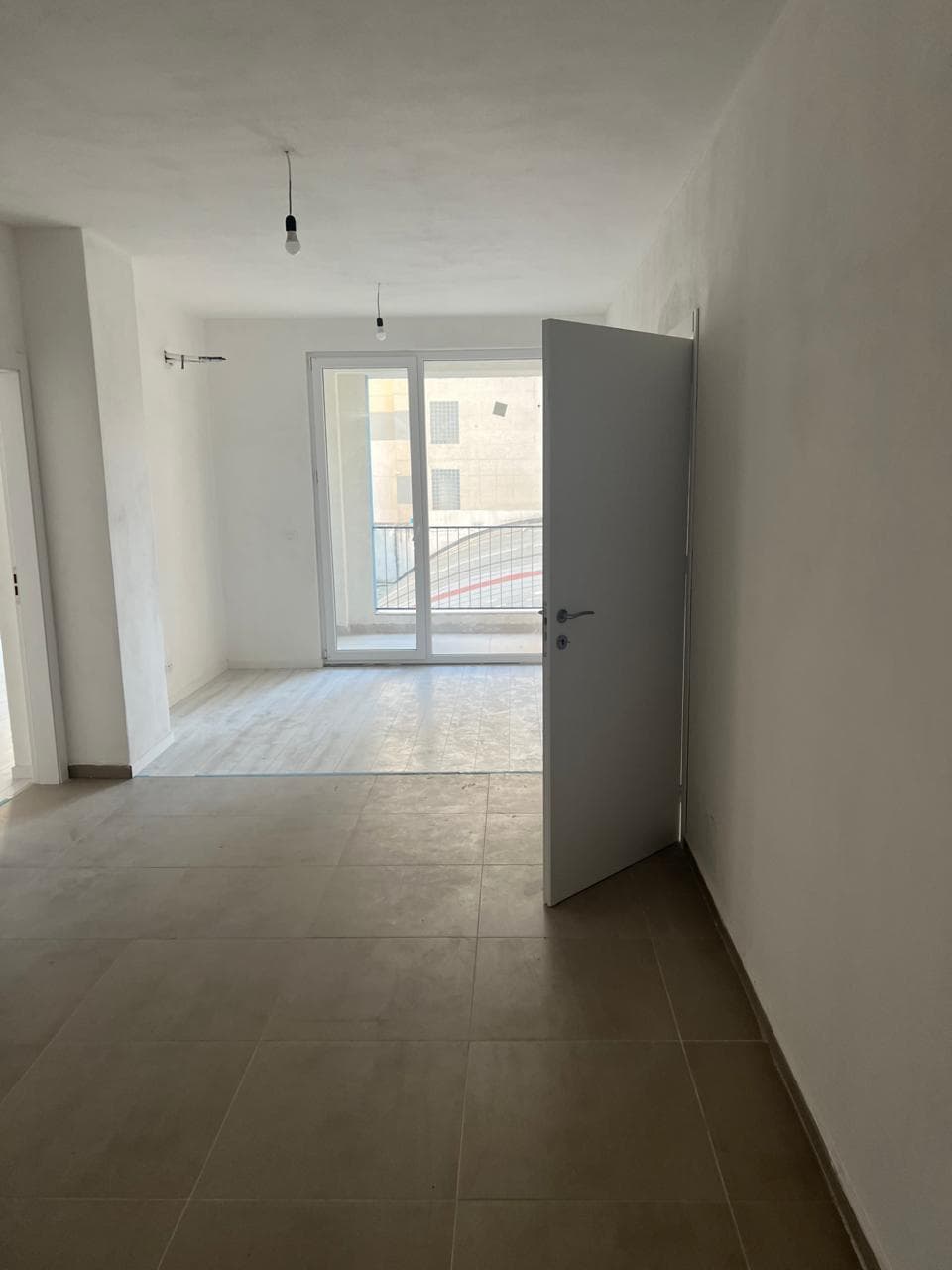Ofrohet për Shitje Apartament 3+1+3 perballe Stacionit të Trenit, Durres! 2