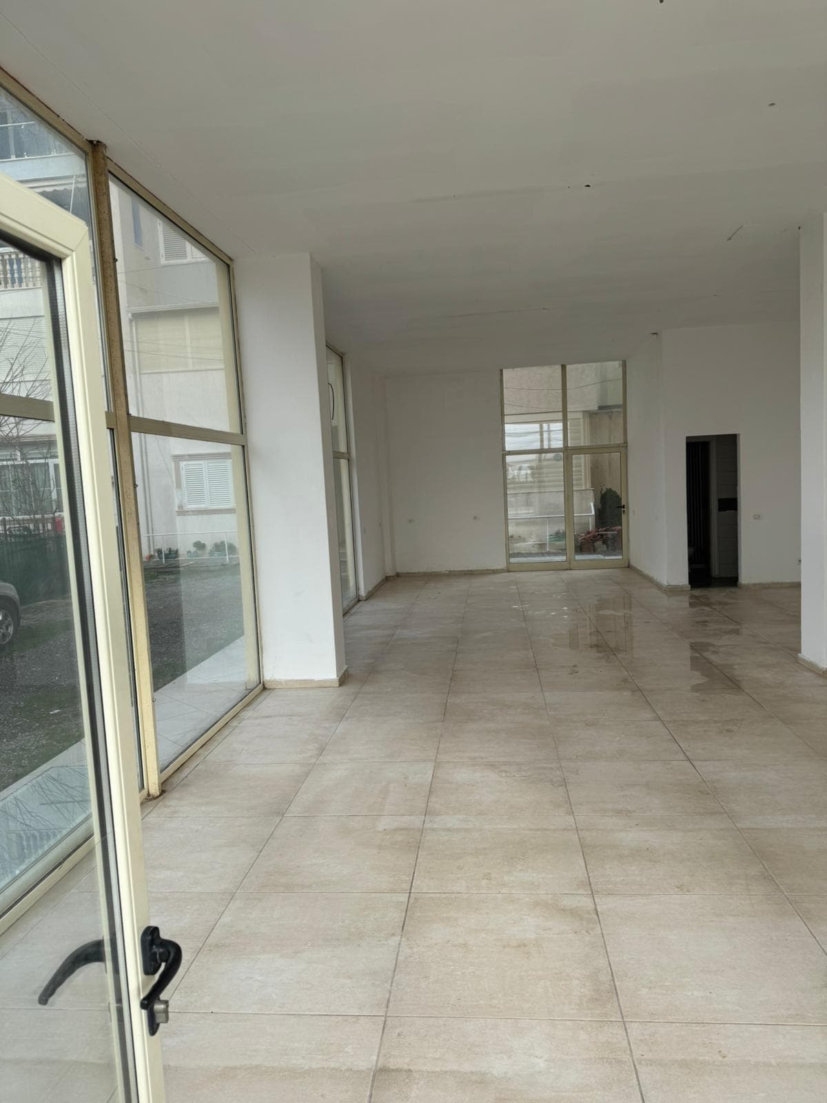 Ambjent biznesi, Me Qira në Plazh Hekurudha, Durrës! 3