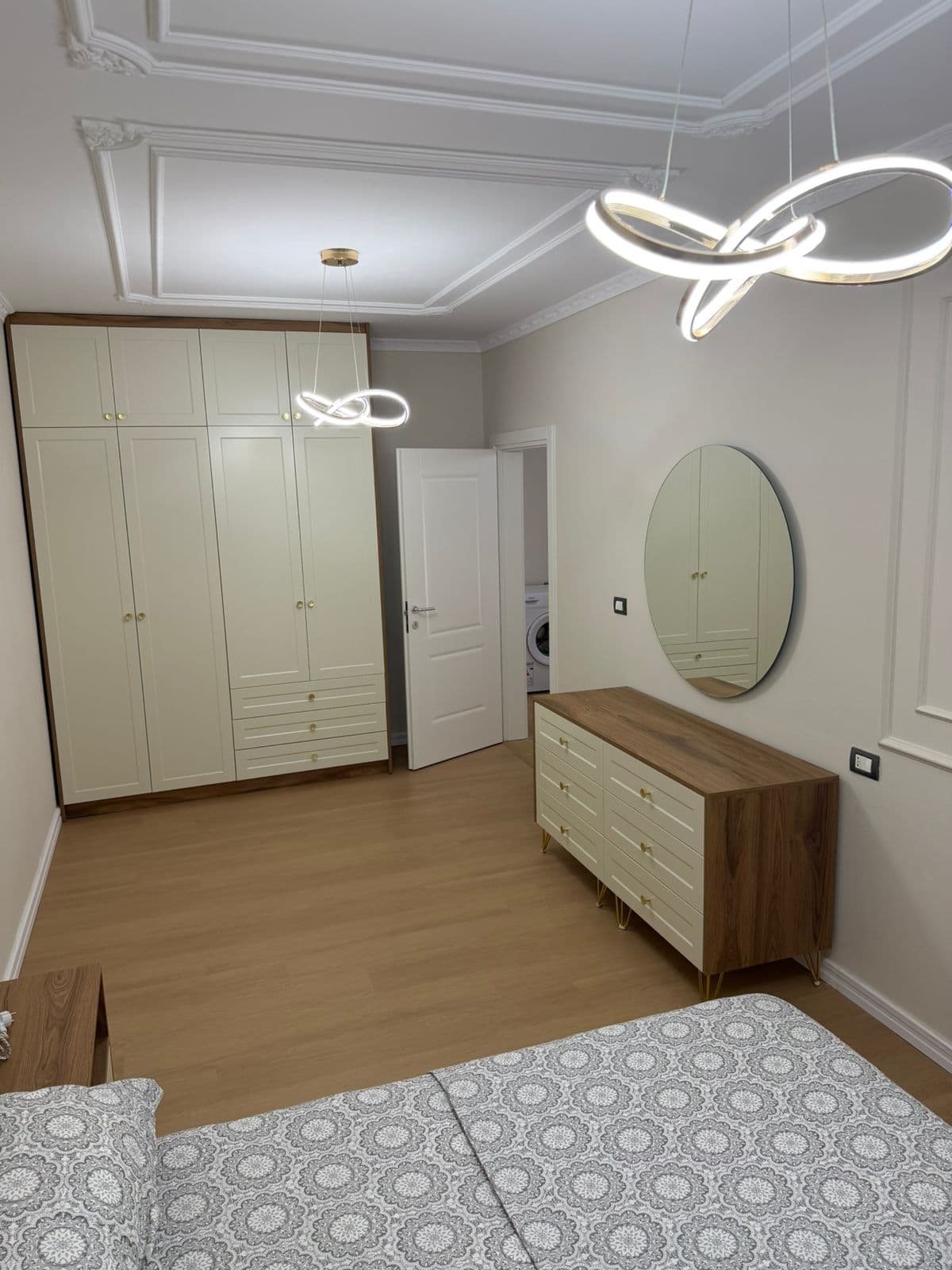 SHITET APARTAMENT 1+1 PRANË MAJESTIC,SHKEMBI I KAVAJES! 3