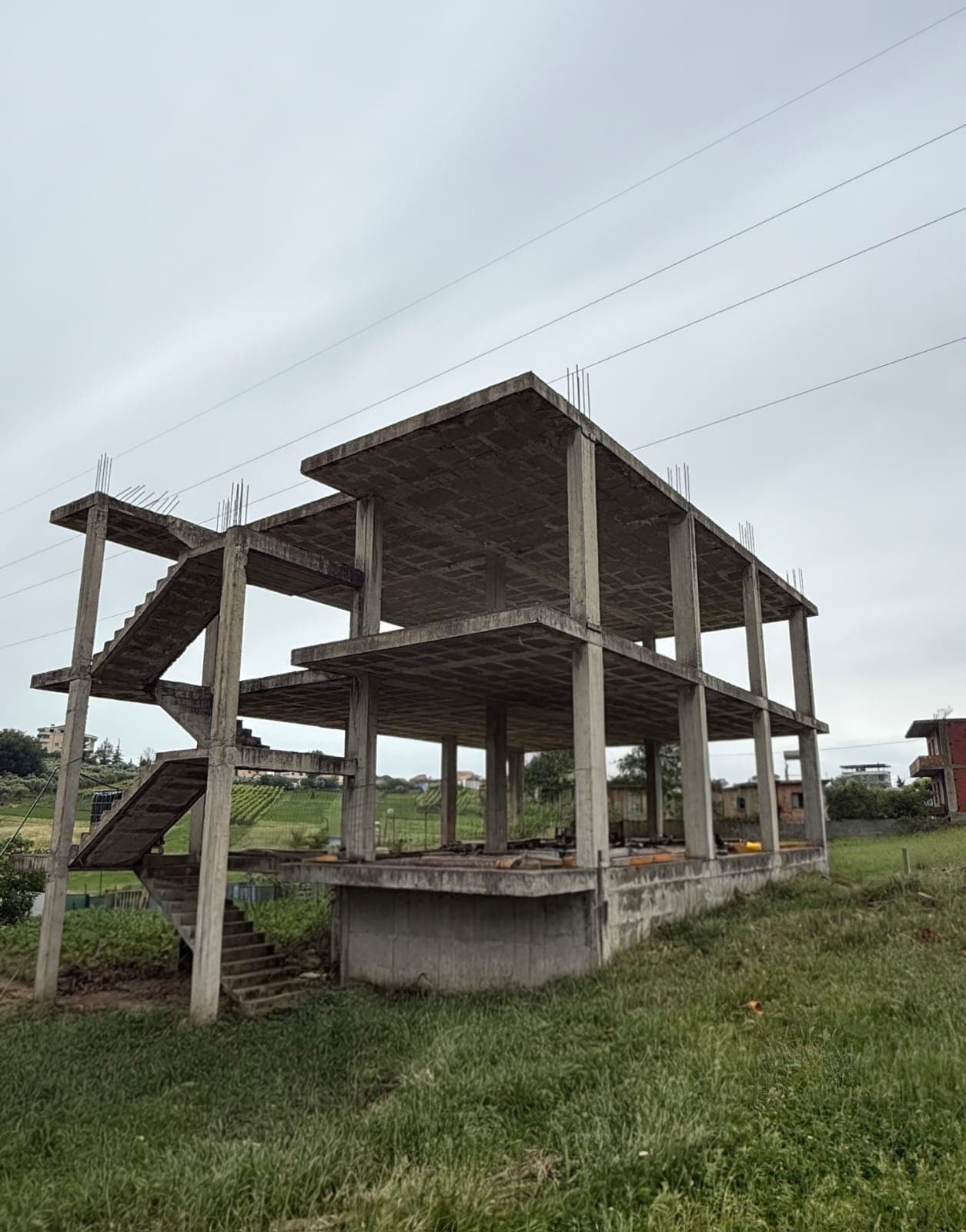 Shitet Shtepi karabina 3 kateshe në Arapaj Durrës