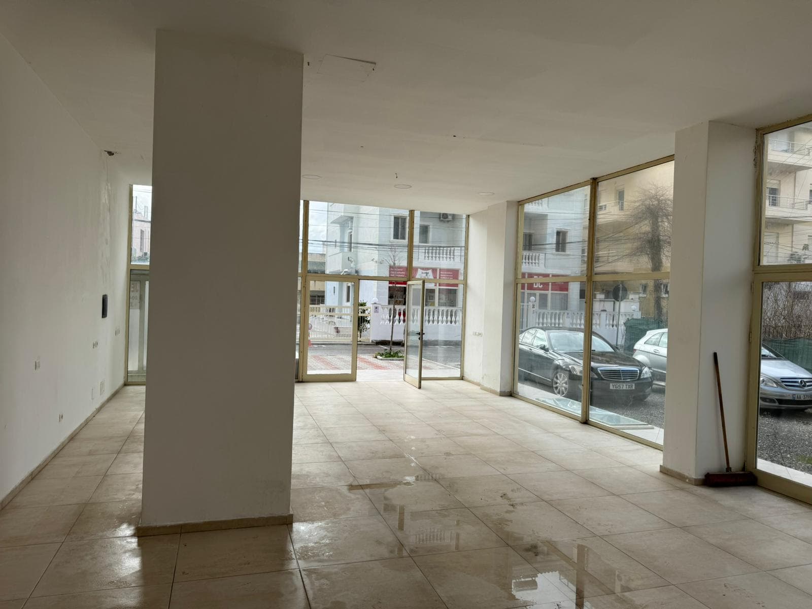 Ambjent biznesi, Me Qira në Plazh Hekurudha, Durrës! 2