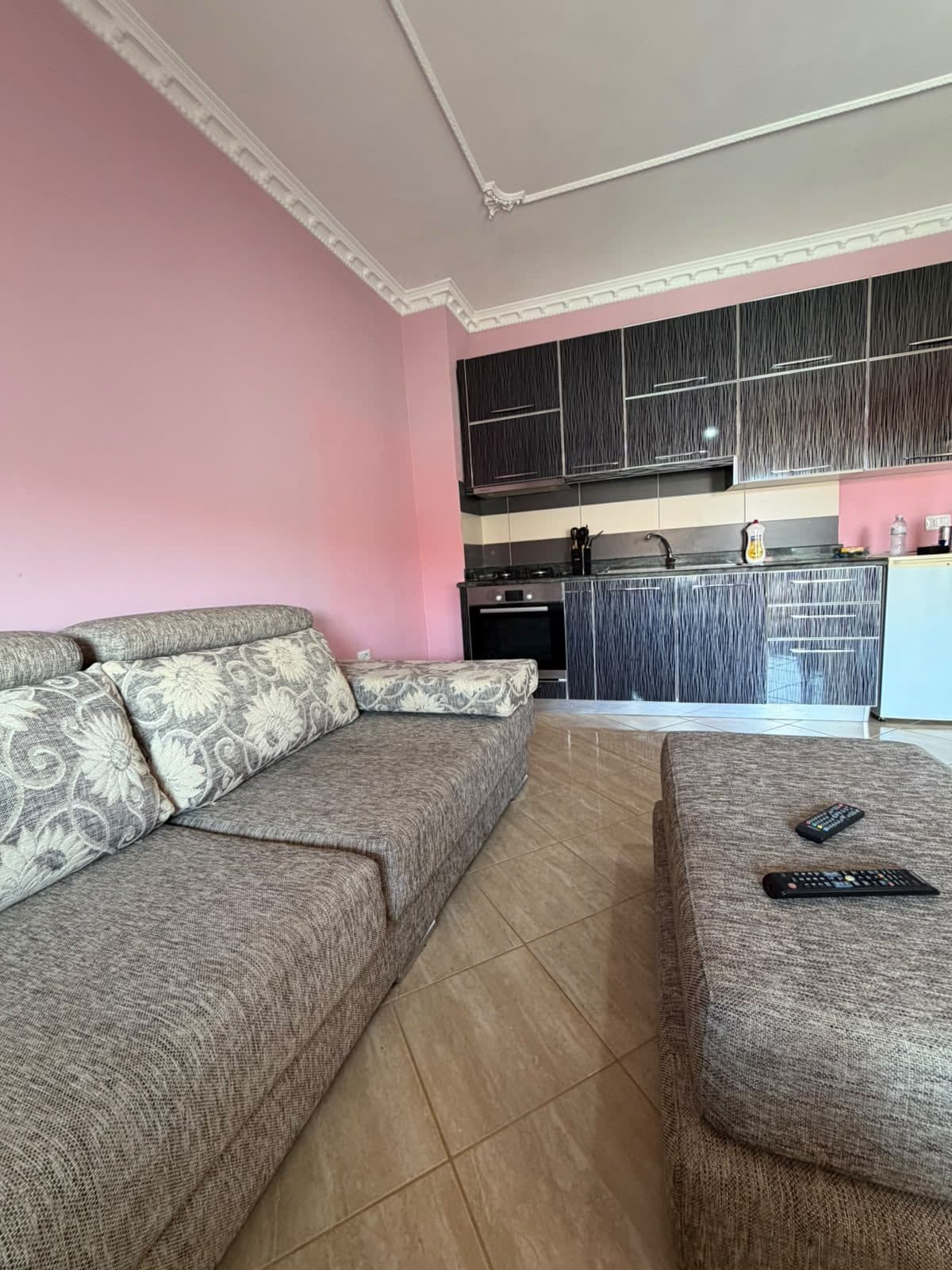 JEPET ME QIRA – APARTAMENT 1+1 NË VIJË TË PARË ME DETIN 🌊 3
