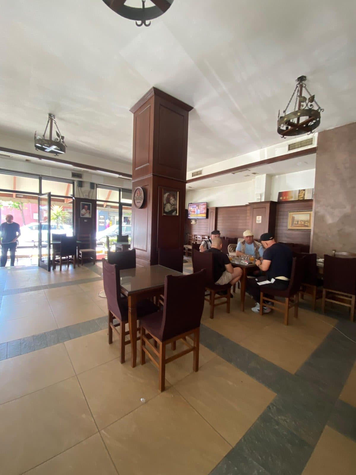 Mundësi Ekskluzive Investimi: Shitet Bar-Restorant Premium Pranë Stacionit të Trenit, Durrës