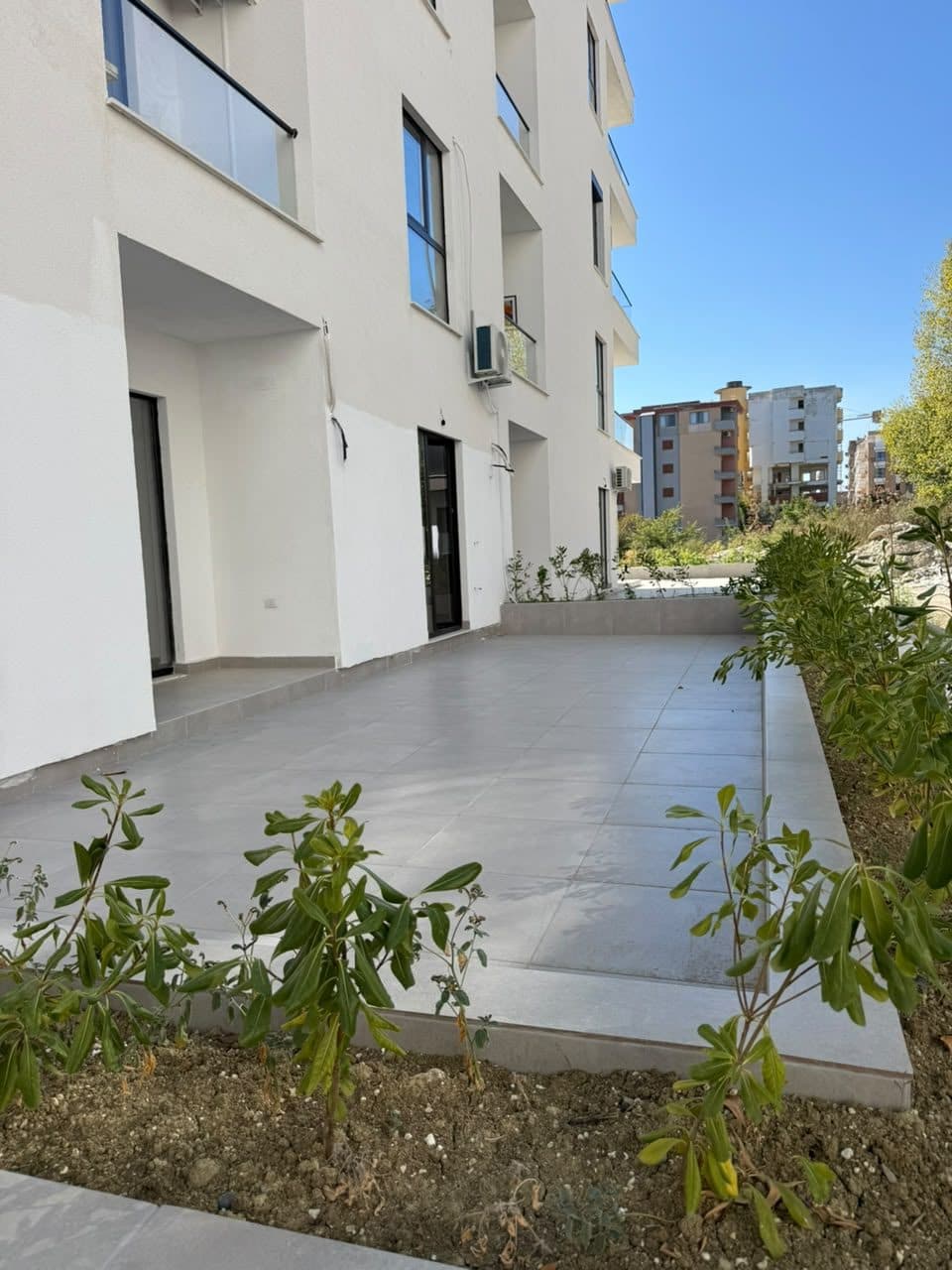 2 GARSONIERE + VERANDË PËR SHITJE – MALI I ROBIT