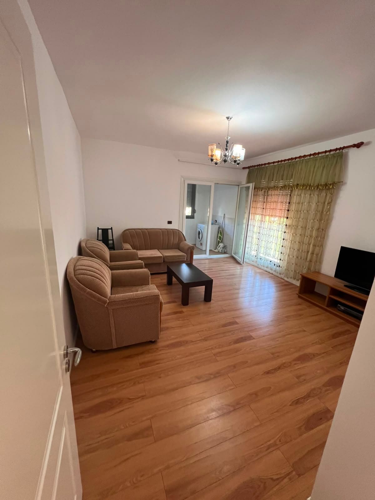 Jepet me qera apartament 3+1 pranë shkollës “2 Gjelat”, Durrës!