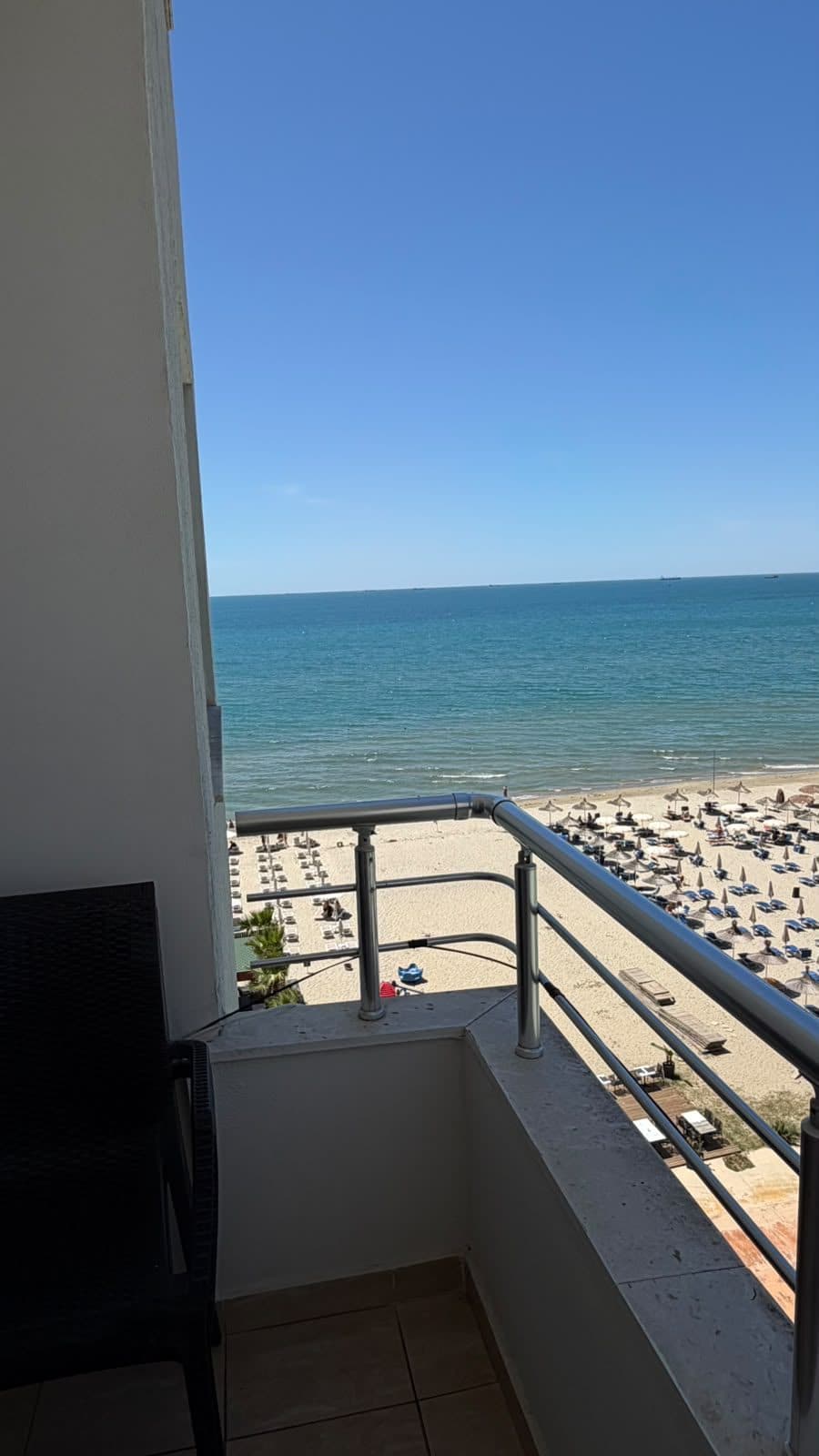 JEPET ME QIRA – APARTAMENT 1+1 NË VIJË TË PARË ME DETIN 🌊