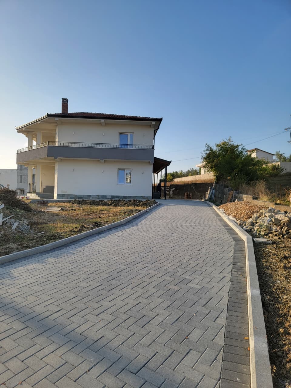 JEPET ME QIRA – APARTAMENT 2+1 NË SHKOZET! 3