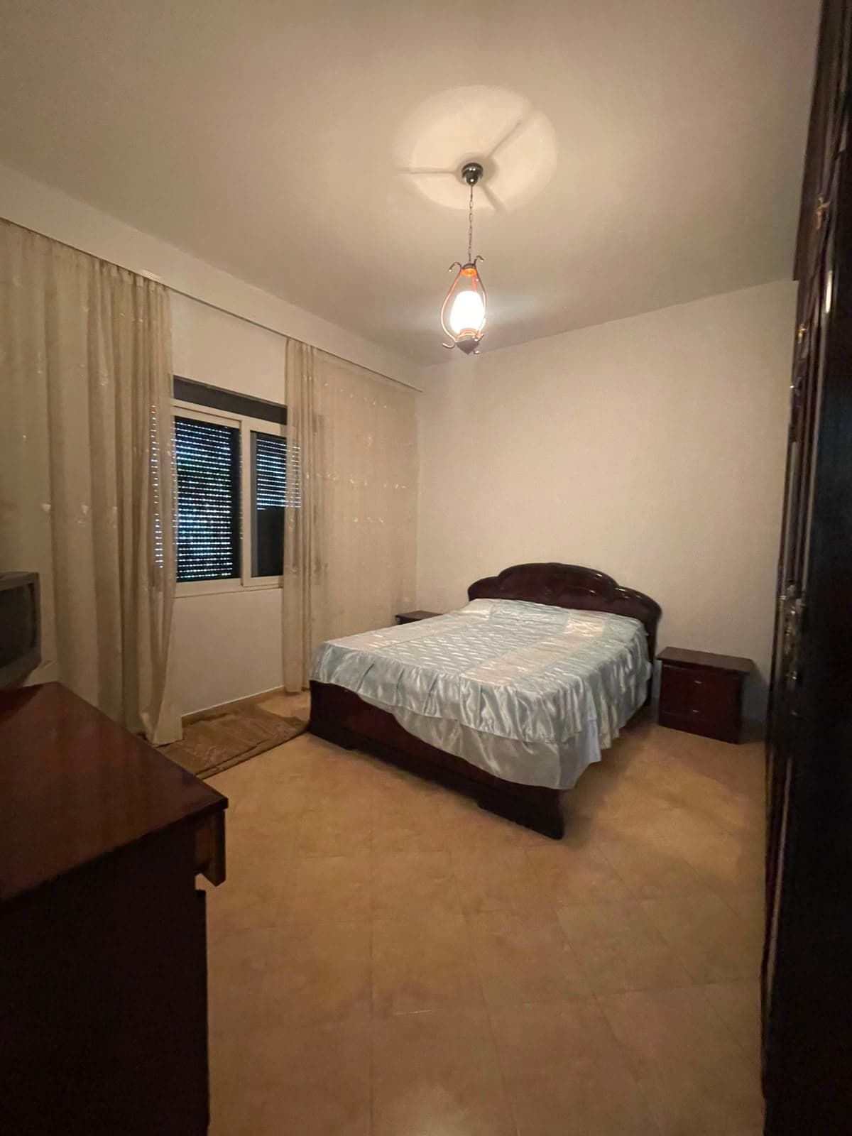 Jepet me qira shtëpi private 3+1 prane markates ne katin i dytë! 2