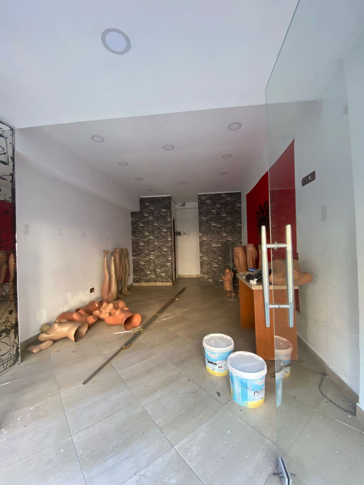 JEPET ME QERA: Ambient Komercial 35 m² 2