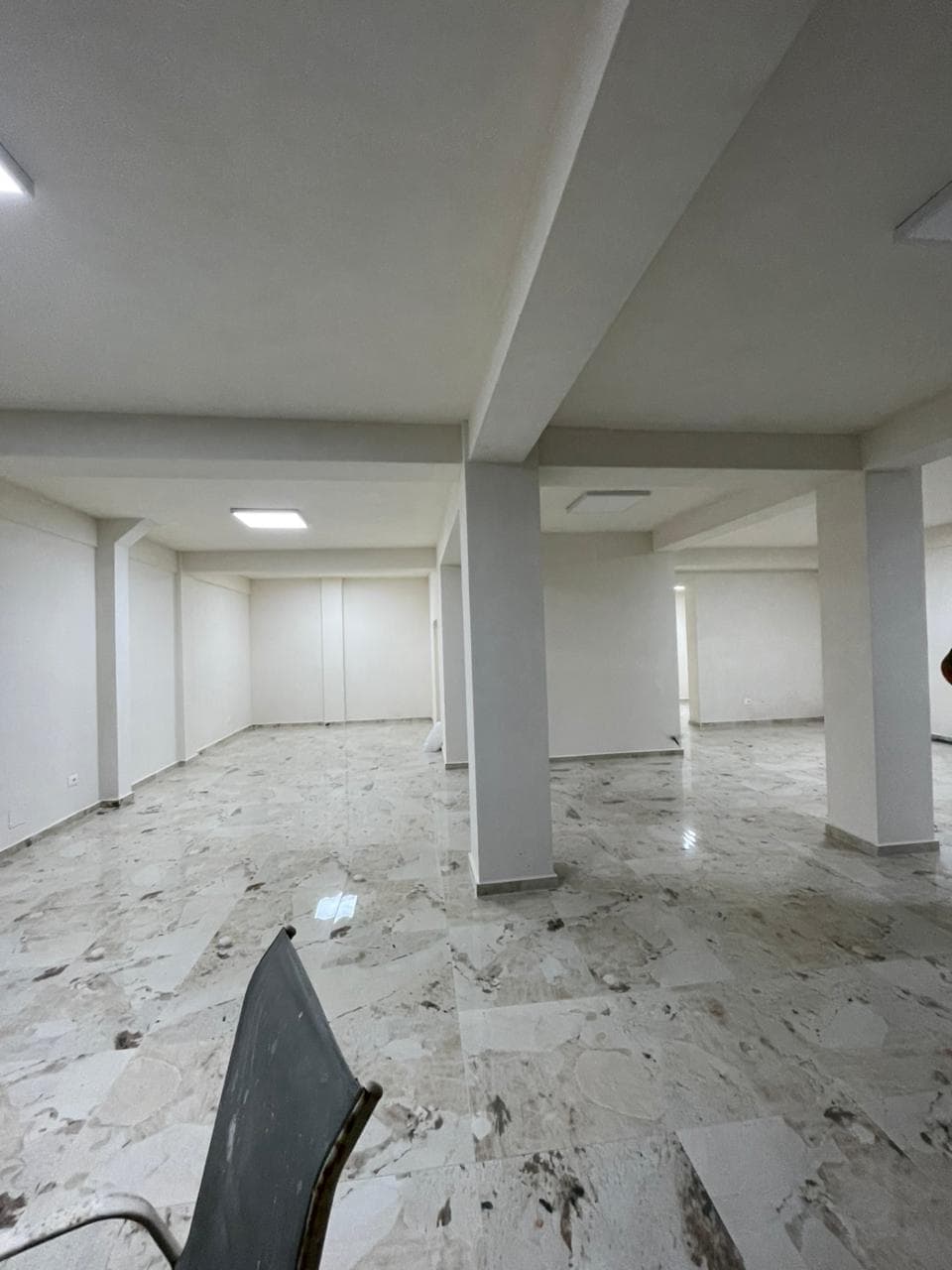 Dyqan 1+1 Me Qira në Kryqi i Kuq, Durres