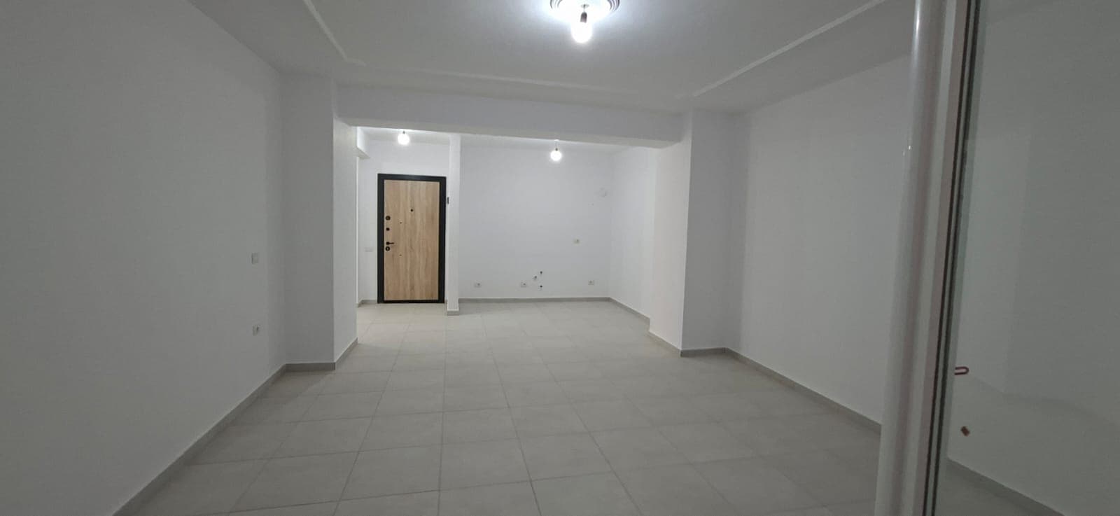 Shitet Apartament 3+1+2 pranë Tregut të Vogël Industrial!