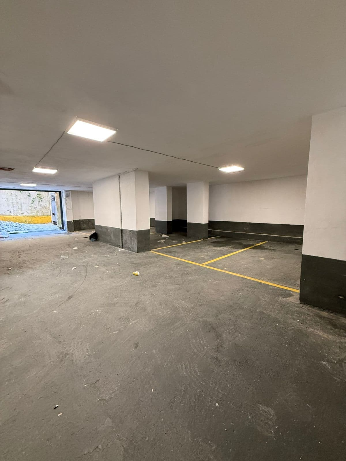 Shiten 8 Poste Parkimi në Rruga Mujo Ulqinaku, Durrës 3