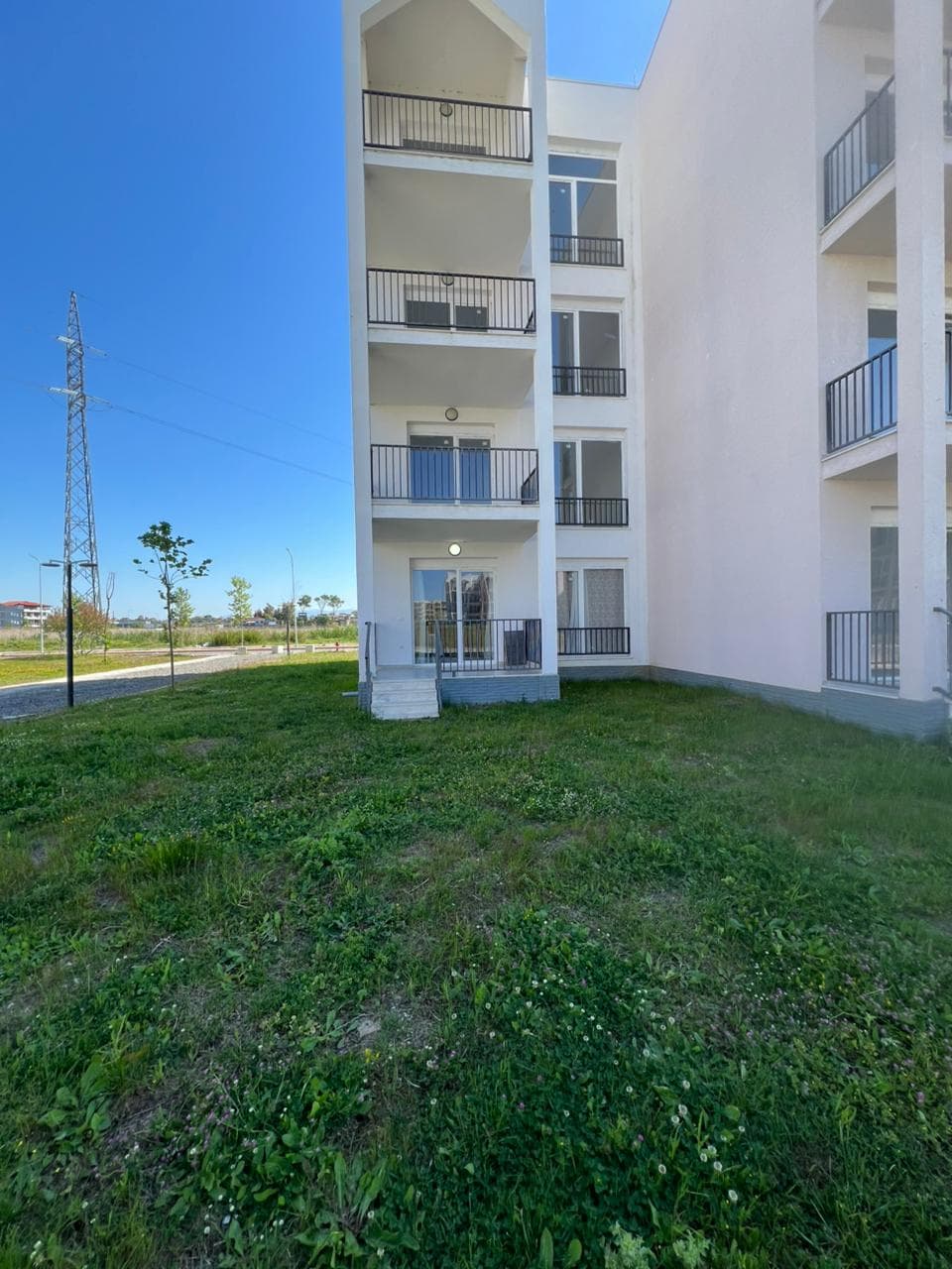 Apartament 3+1 kati 0 me Oborr ,me Qira prane univesiteti, Durrës !
