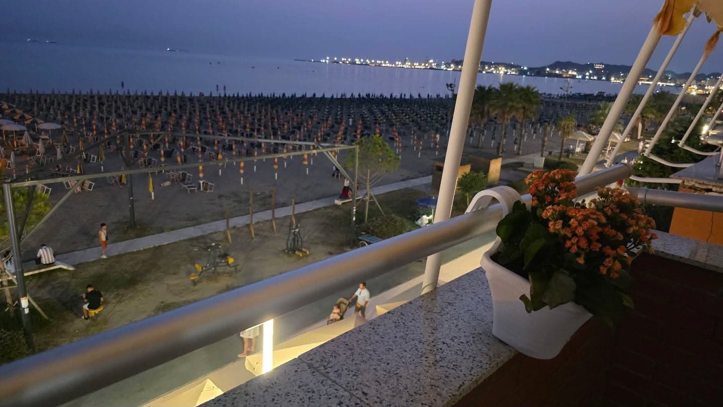 JEPET ME QIRA – APARTAMENT 1+1 NË VIJË TË PARË ME DETIN 🌊