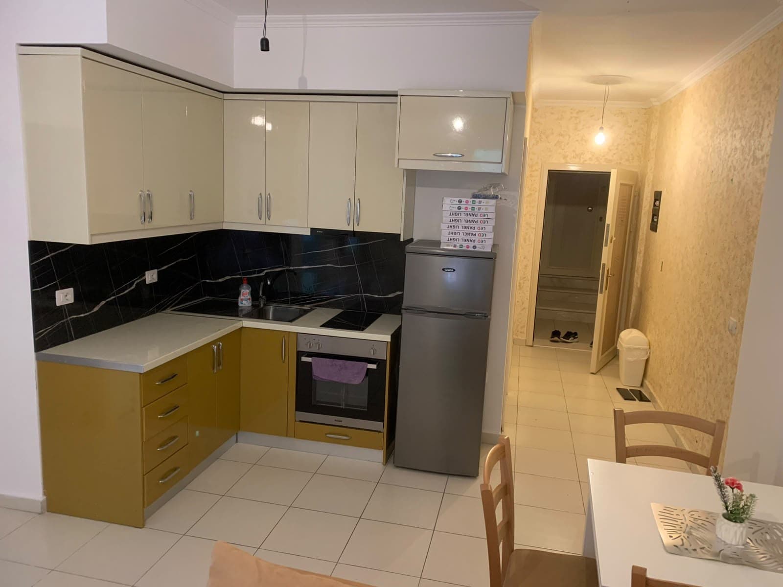 🏡 SHITET APARTAMENT 2+1 NË MALIN E ROBIT – DURRËS 🌊🌲