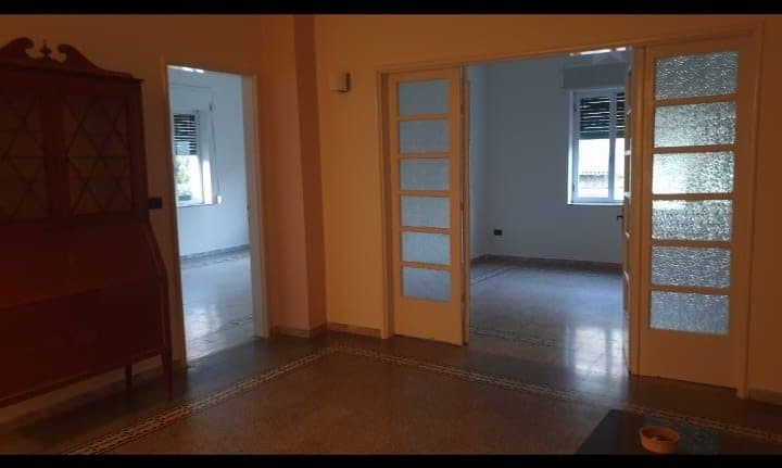 Ofrohet me Qira Shtëpi 4+1 pranë Gjykatës! 3