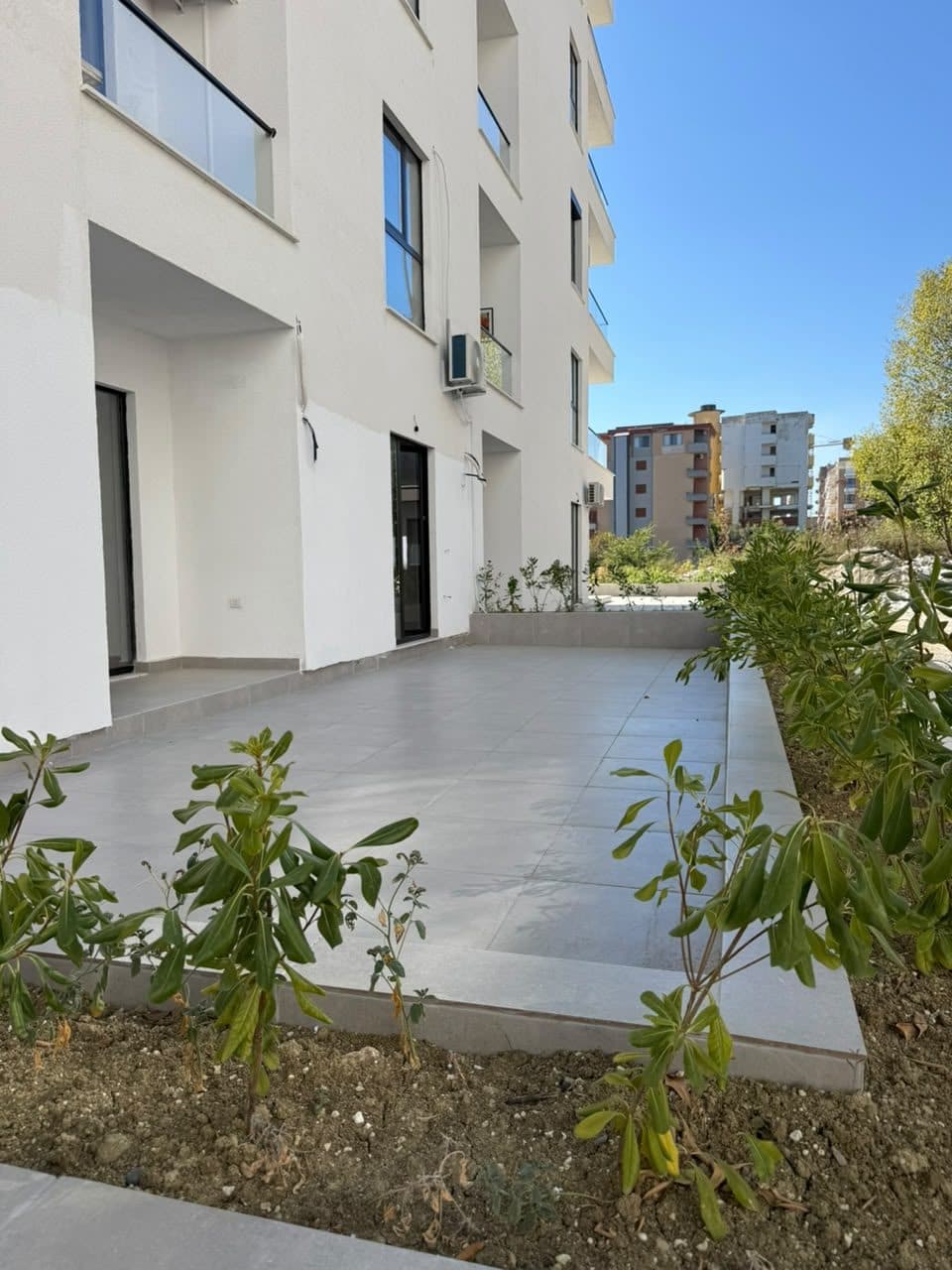 2 GARSONIERE + VERANDË PËR SHITJE – MALI I ROBIT 2