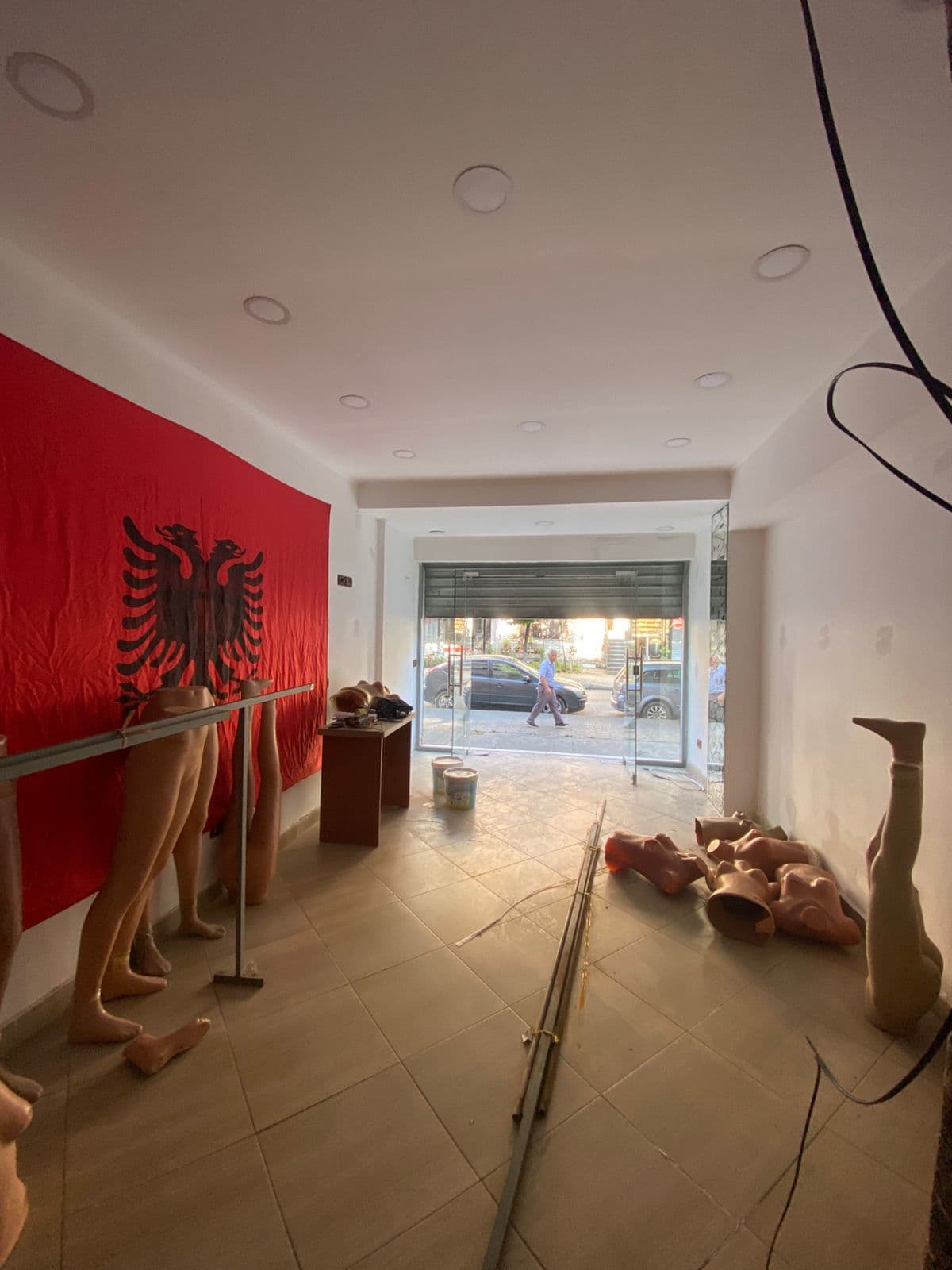 JEPET ME QERA: Ambient Komercial 35 m² 4
