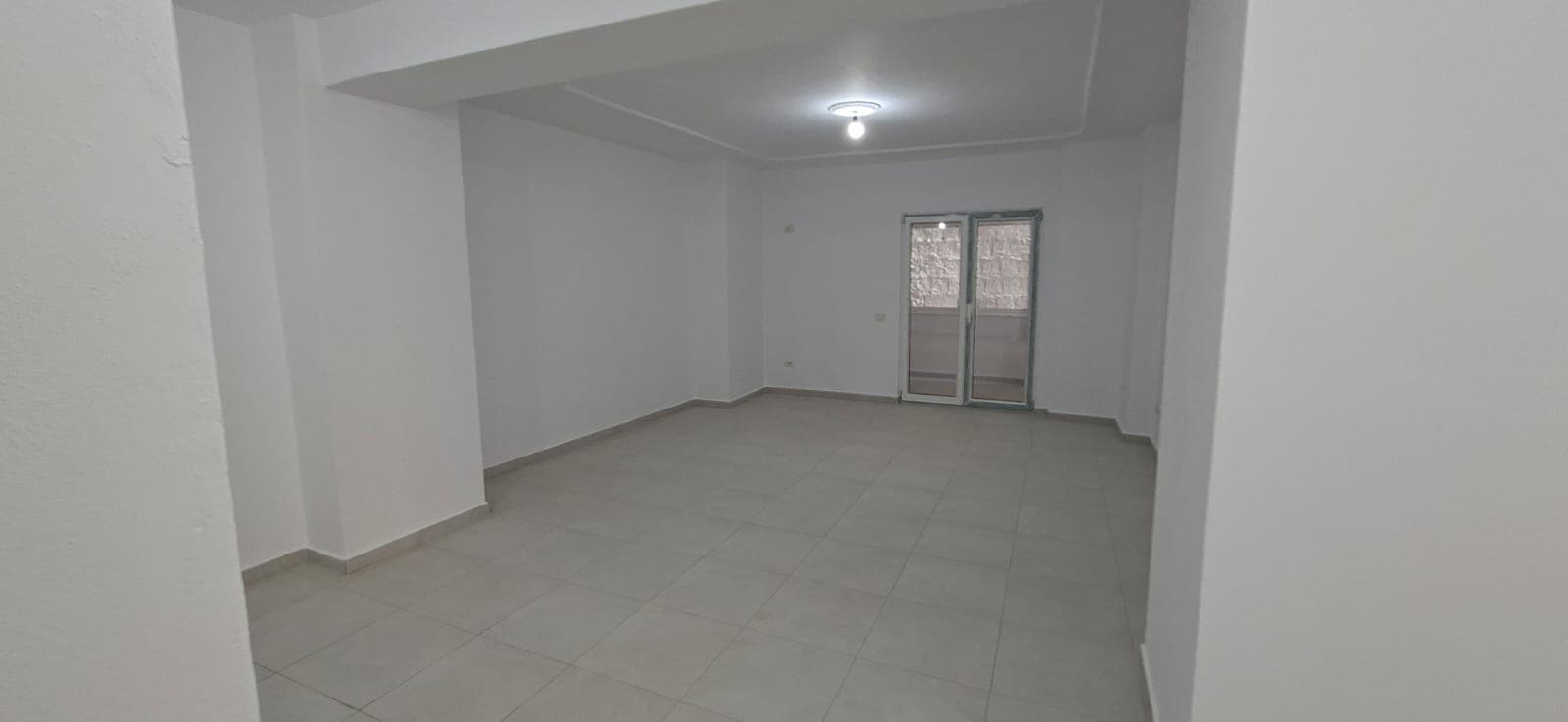 Shitet Apartament 3+1+2 pranë Tregut të Vogël Industrial! 4
