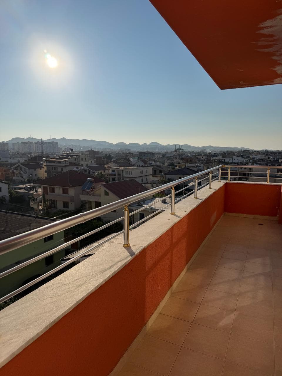 APARTAMENT 2+1 ME QERA – AFËR GALAKTIKUT, DURRËS!