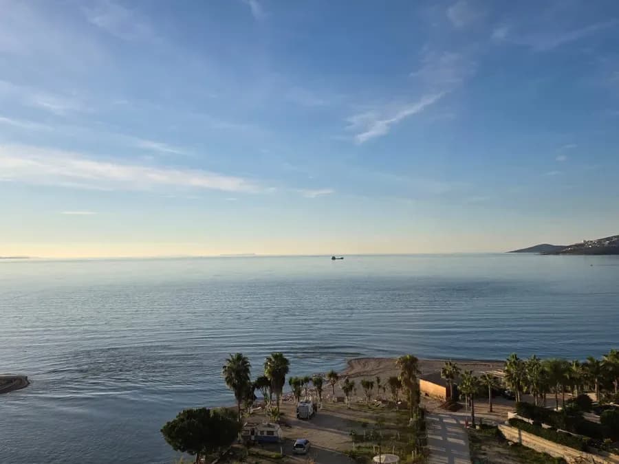 Apartament 1+1 për Shitje në Sarandë – Pamje nga Deti, Linja e Parë, 61 m²