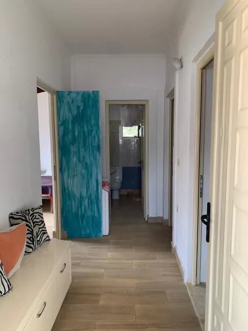 Apartament Privat për Shitje Pranë Sarandës | 3 Dhoma Gjumi, 213 m² Tokë dhe Parkim Privat
