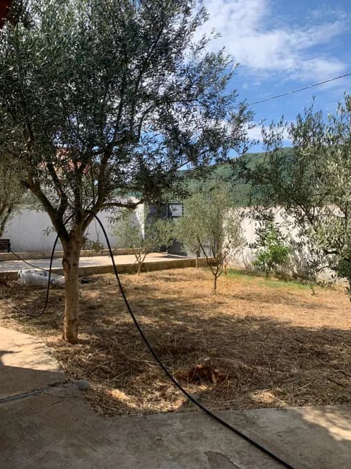 Apartament Privat për Shitje Pranë Sarandës | 3 Dhoma Gjumi, 213 m² Tokë dhe Parkim Privat