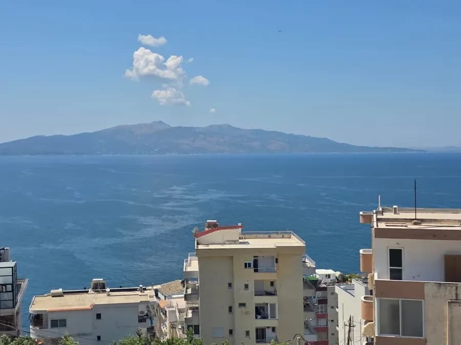 Apartament 2 Dhoma me Pamje nga Deti për Shitje në Sarandë | Pamje nga Deti në Front | I Mobiluar Plotësisht