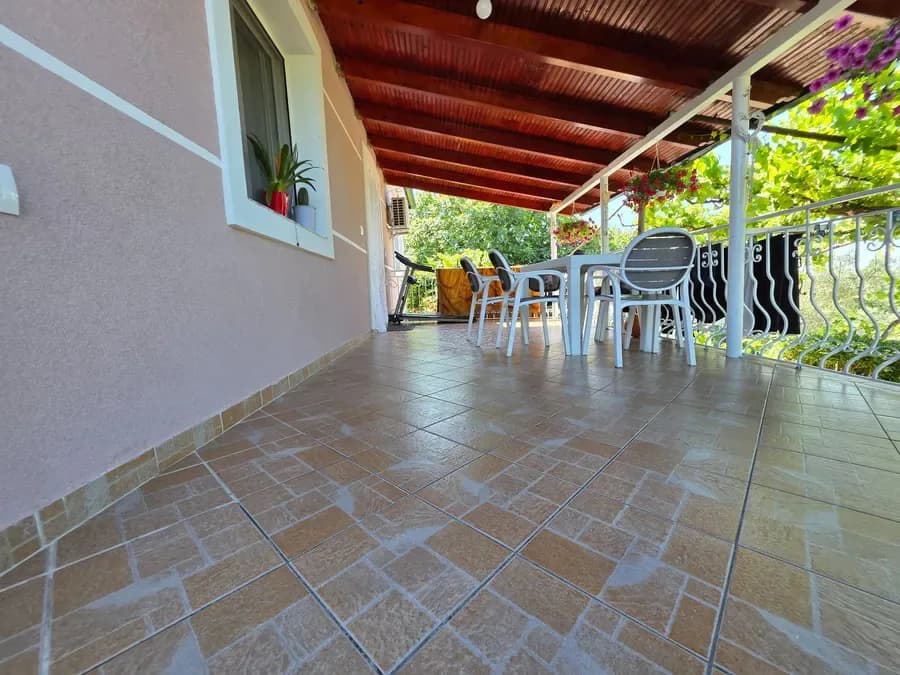 Shtëpi Private e Re e Mobiluar Plotësisht për Shitje Pranë Sarandës | 100 m²