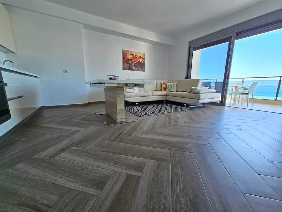 Apartament 3-Dhomësh në Breg të Detit për Shitje 4