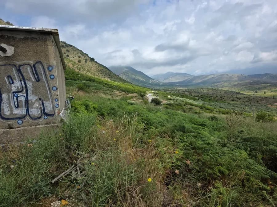 35,000 m² Tokë për Shitje Pranë Sarandës | Ndërtesë e Regjistruar 160 m², 200 Pemë Ulliri, Pamje Panoramike & Potencial Agriturizmi