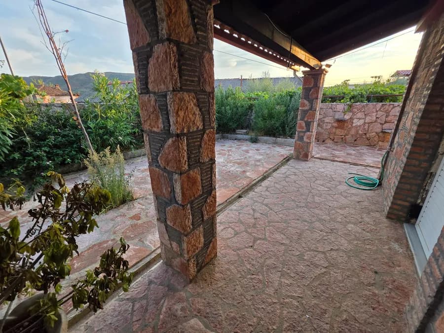 Vilë Private për Shitje Pranë Sarandës – 2 Katesh, Kopsht Privat & Potencial për Pishinë