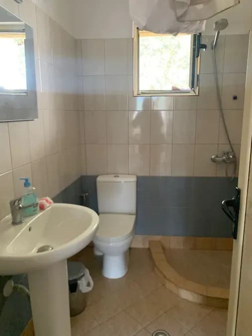 Apartament Privat për Shitje Pranë Sarandës | 3 Dhoma Gjumi, 213 m² Tokë dhe Parkim Privat