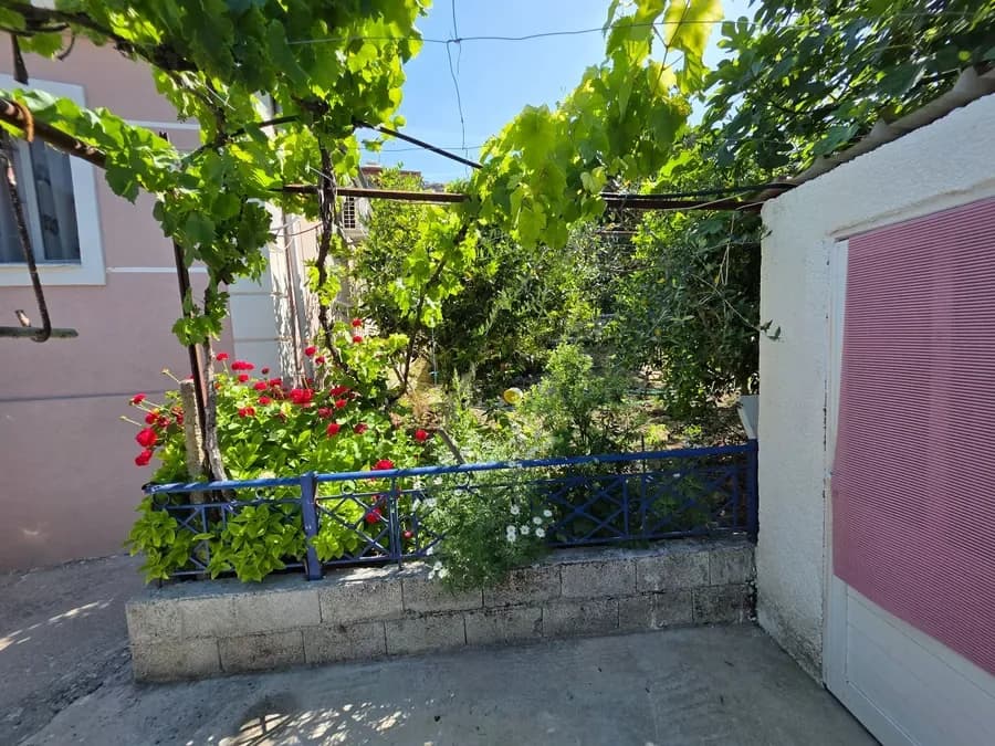 Shtëpi Private e Re e Mobiluar Plotësisht për Shitje Pranë Sarandës | 100 m²