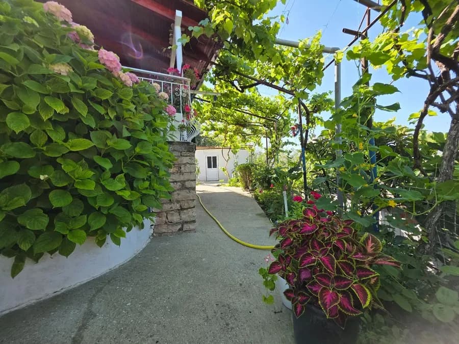 Shtëpi Private e Re e Mobiluar Plotësisht për Shitje Pranë Sarandës | 100 m²