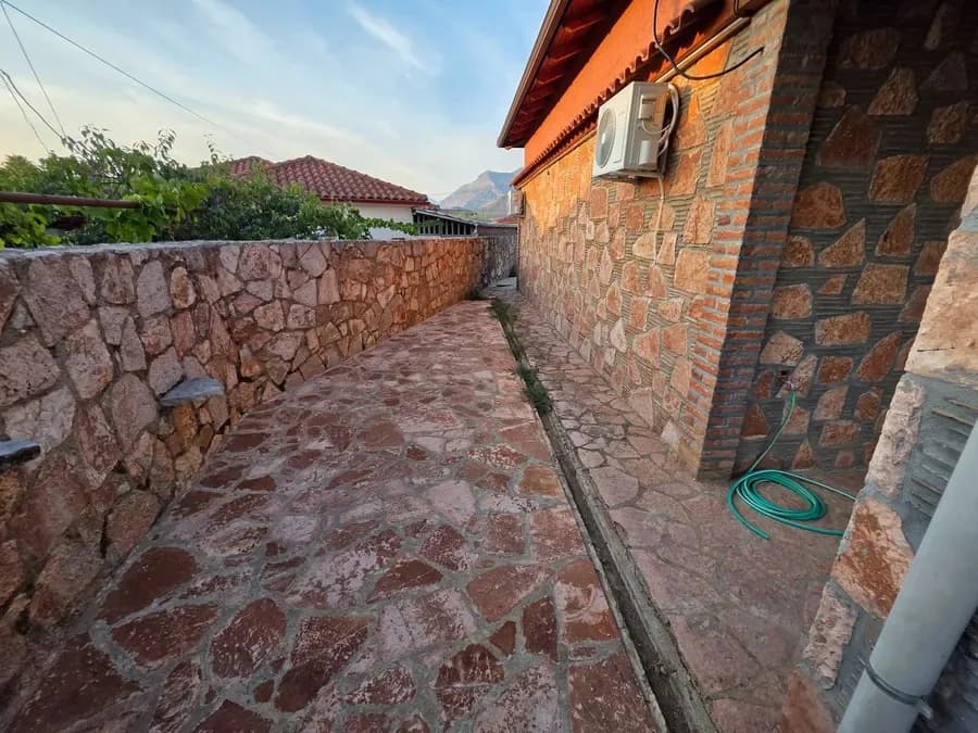 Vilë Private për Shitje Pranë Sarandës – 2 Katesh, Kopsht Privat & Potencial për Pishinë 4