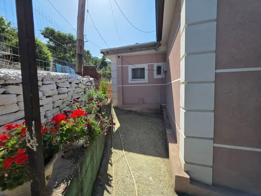 Shtëpi Private e Re e Mobiluar Plotësisht për Shitje Pranë Sarandës | 100 m²