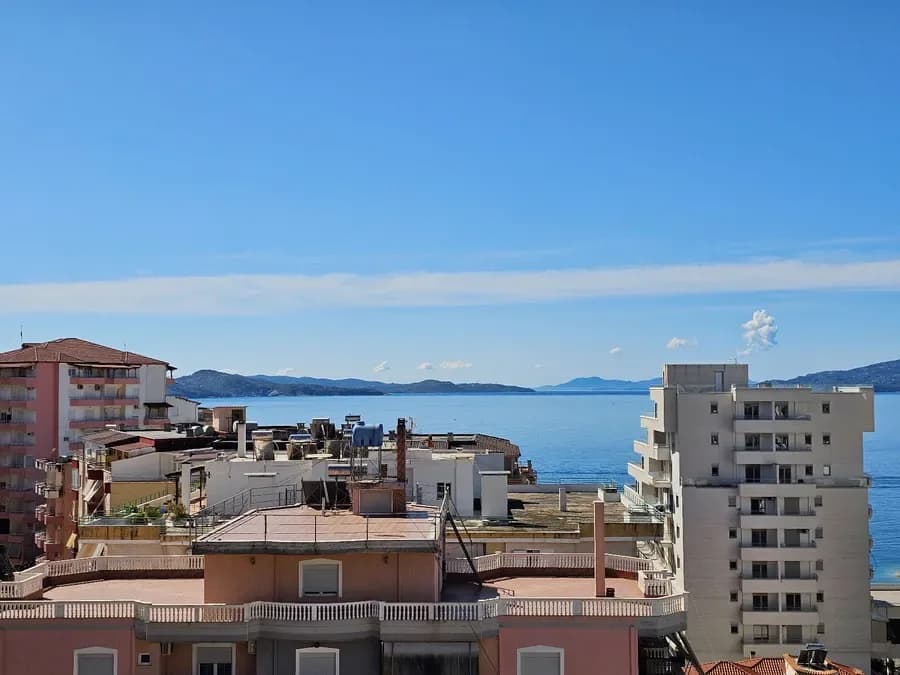 Kodra penthouse-Penthouse me pamje nga deti për shitje.